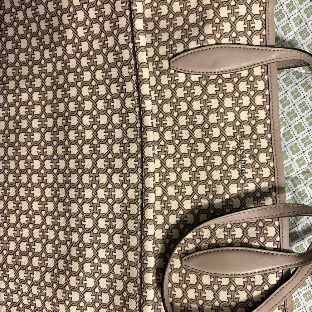 Kate SpadeTan and Cream Geometric Tote, never been used.
16 wide by 11 height